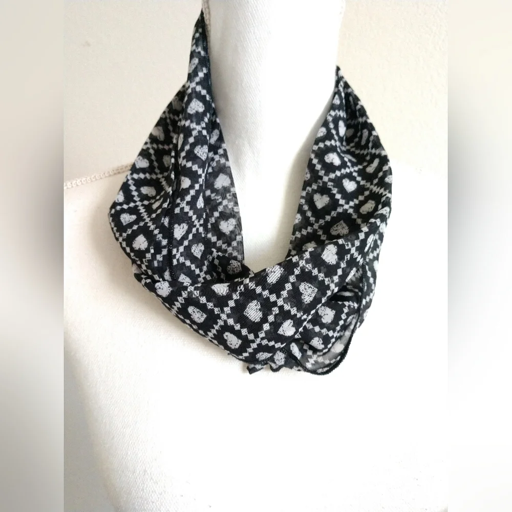 Black White Geometric Hearts Narrow Infinity Scarf Circle Loop